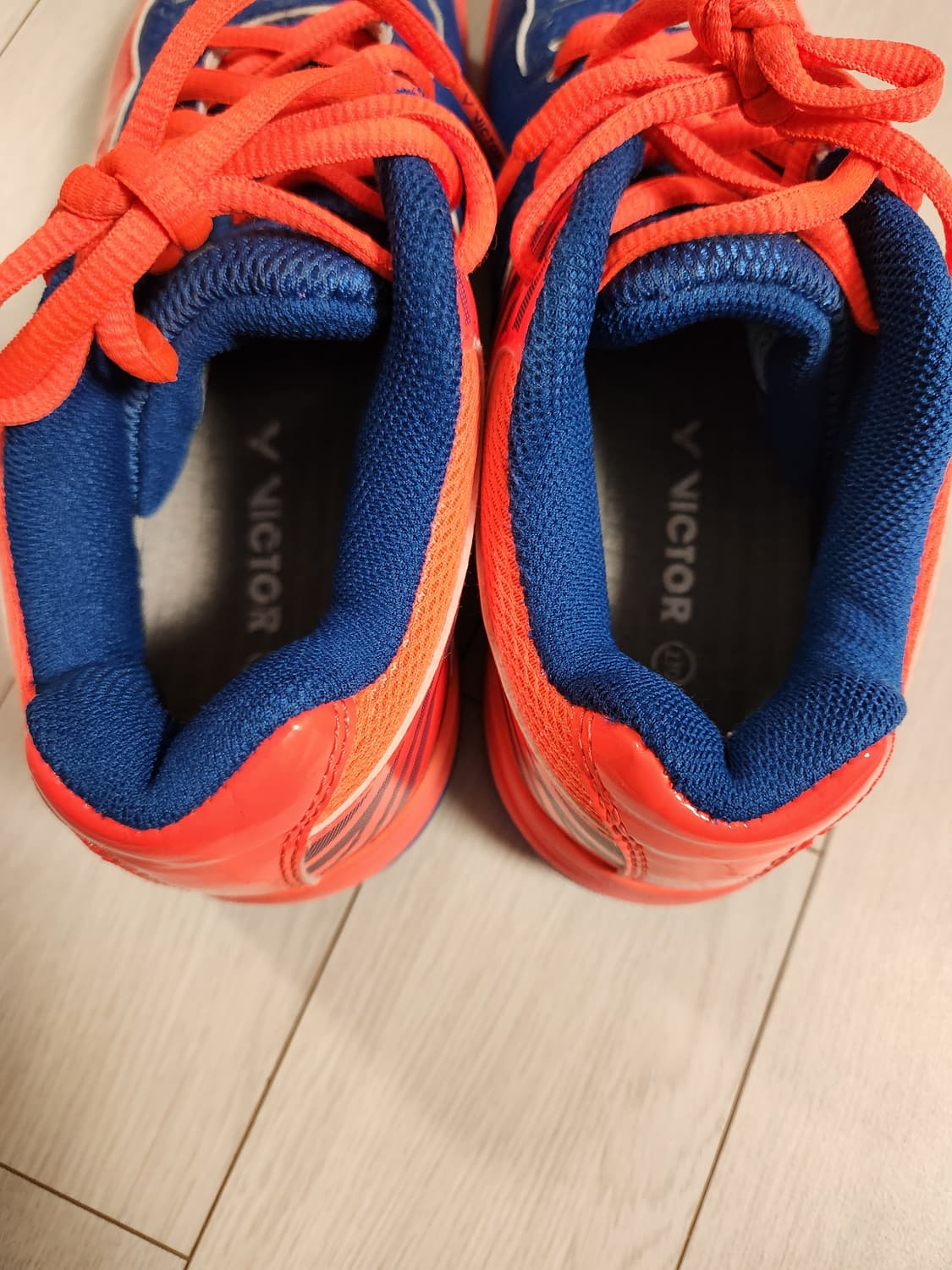 빅터 배드민턴화 사이즈230


여러 중고사이트에도 같이 판매하고 있어서 상품이미지5