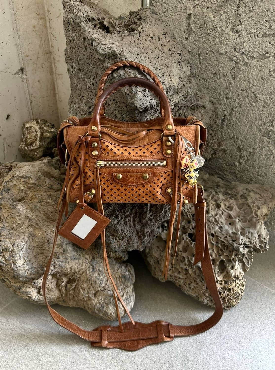 발렌시아가 퍼포레이티드 모터백  상품이미지1