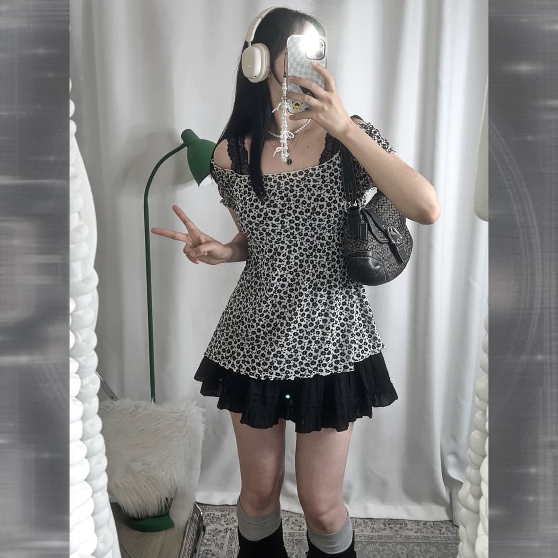 블랙 & 화이트 플라워 오프숄더 반팔 블라우스  상품이미지2