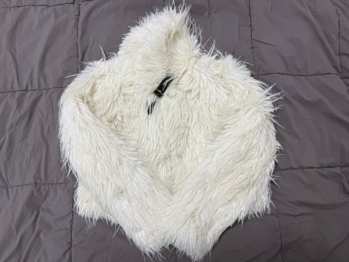 킴서울 플러피 롱 헤어 퍼자켓 아이보리 팝니다 상품이미지2