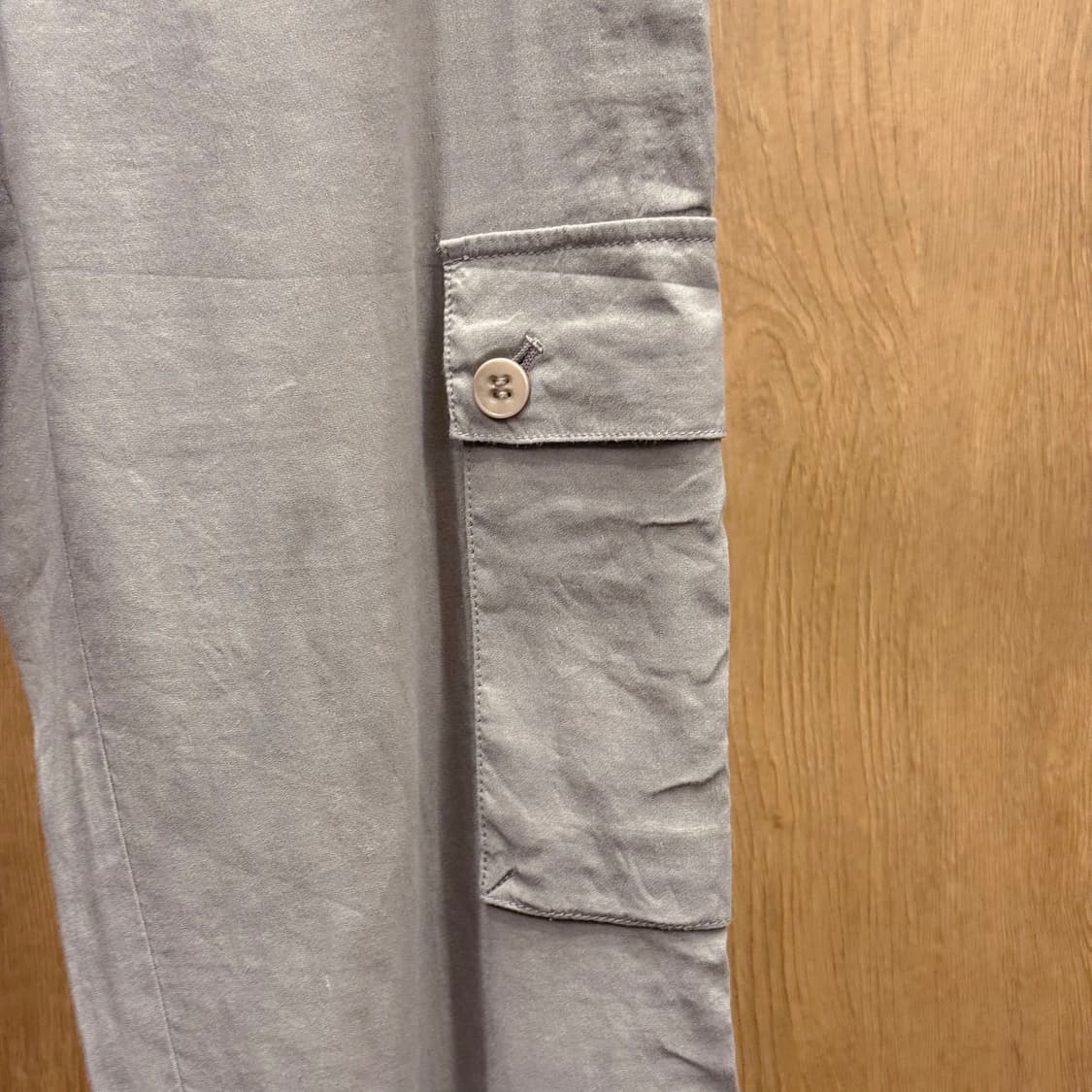 띠어리 카고 팬츠 텍스처 플랩 포켓 디테일 슬림핏 라이트 그레이 상품이미지6