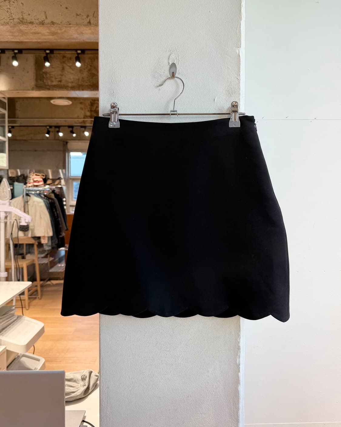 미우미우 블랙 스캘럽 미니스커트  상품이미지2