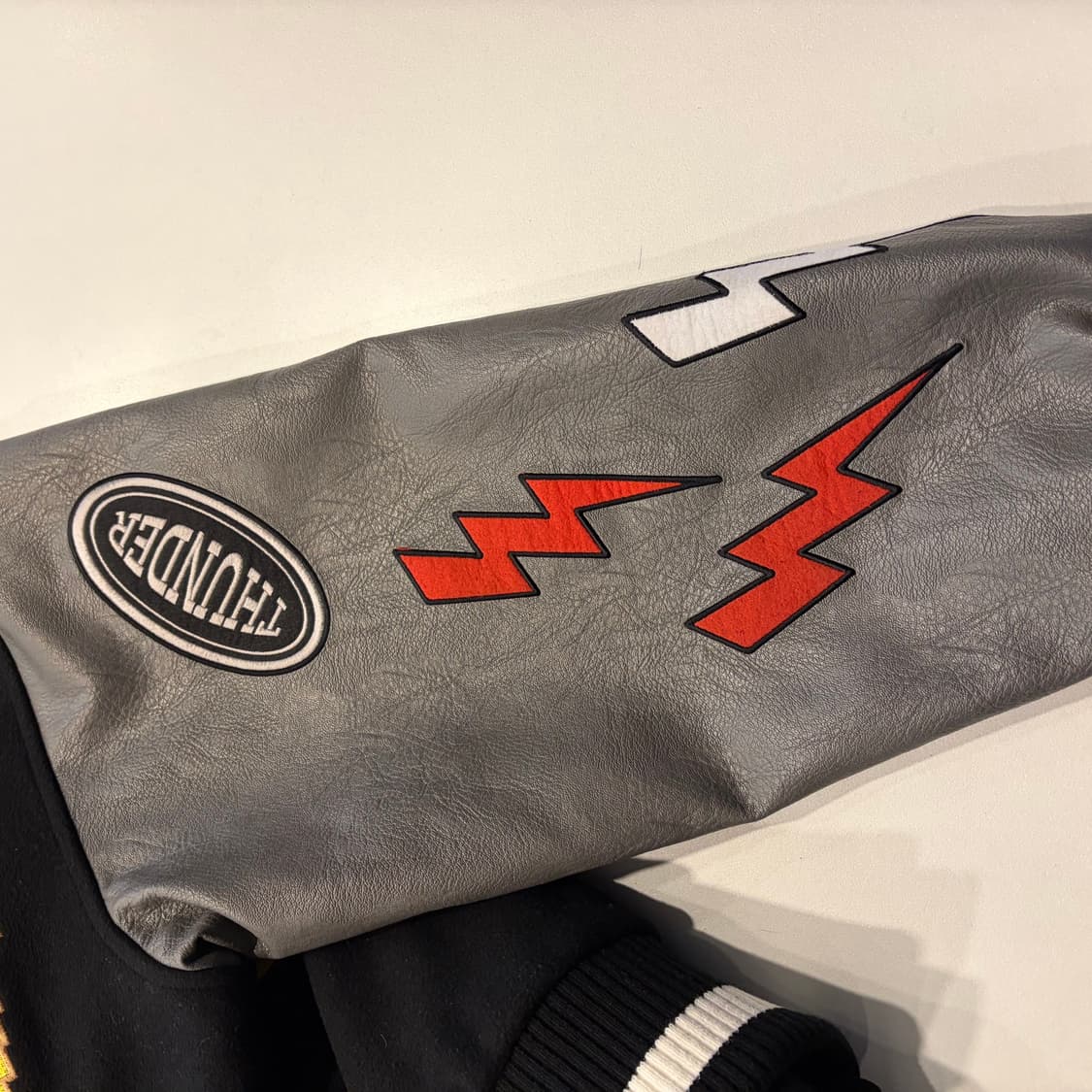 에이티즈 트레져 2024 블랙 바시티 자켓 D509 상품이미지6