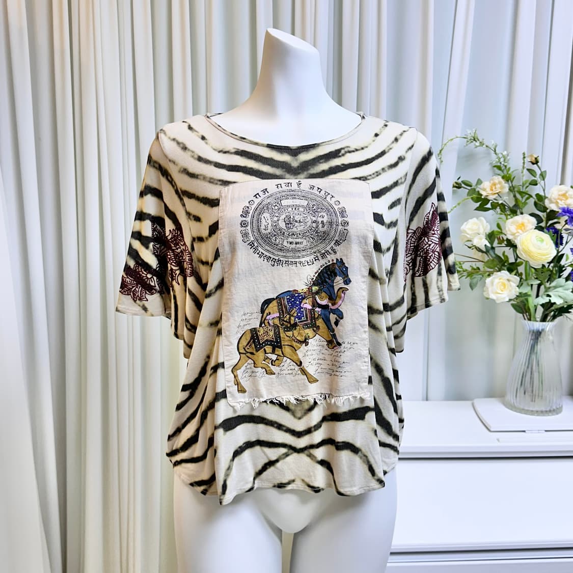 데시구알 패턴 자수 티셔츠 상품이미지1