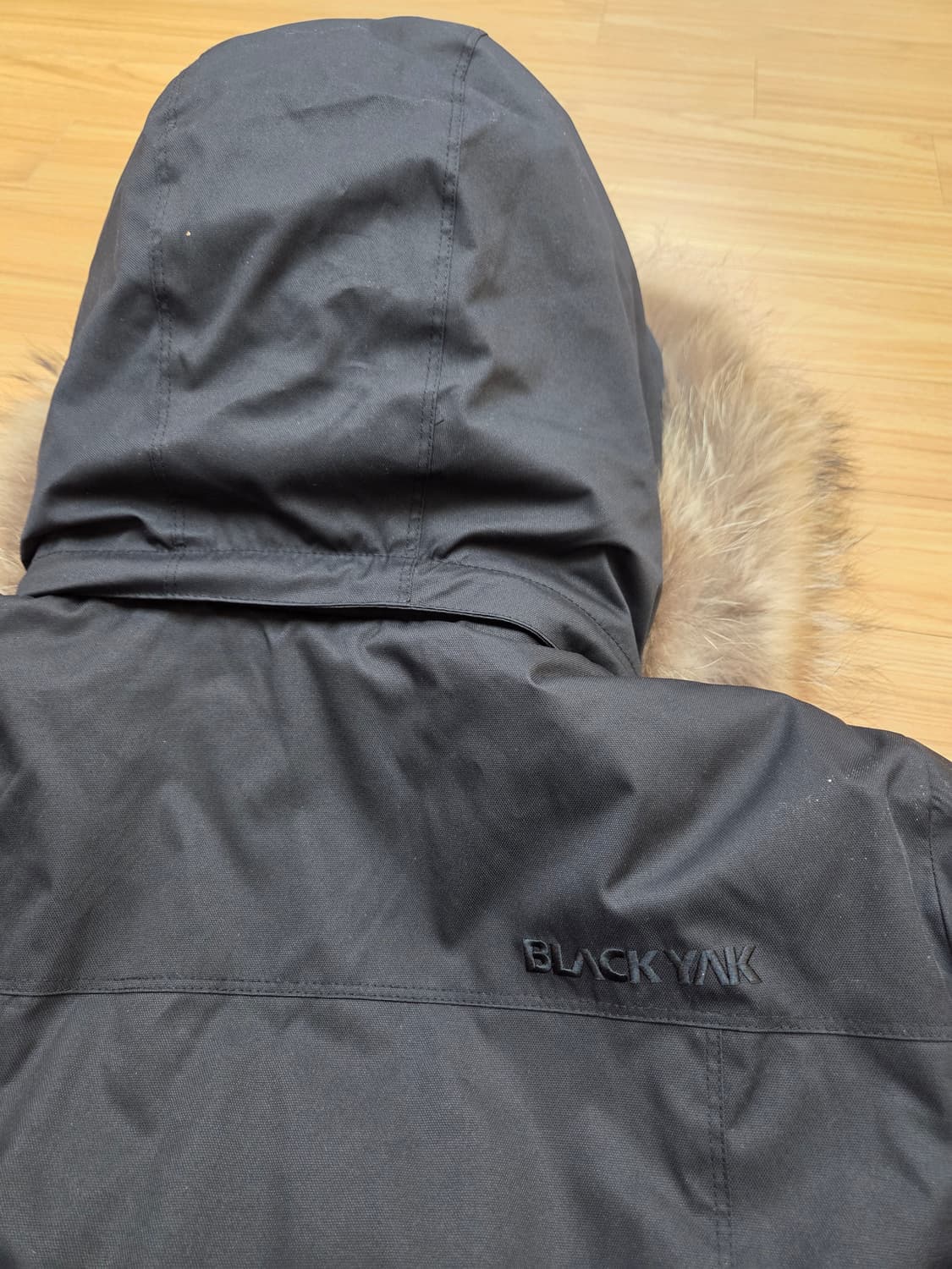 블랙야크 110 사이즈 롱패딩입니다. 블랙 색상이라 어느 옷에나 잘 어울 상품이미지3