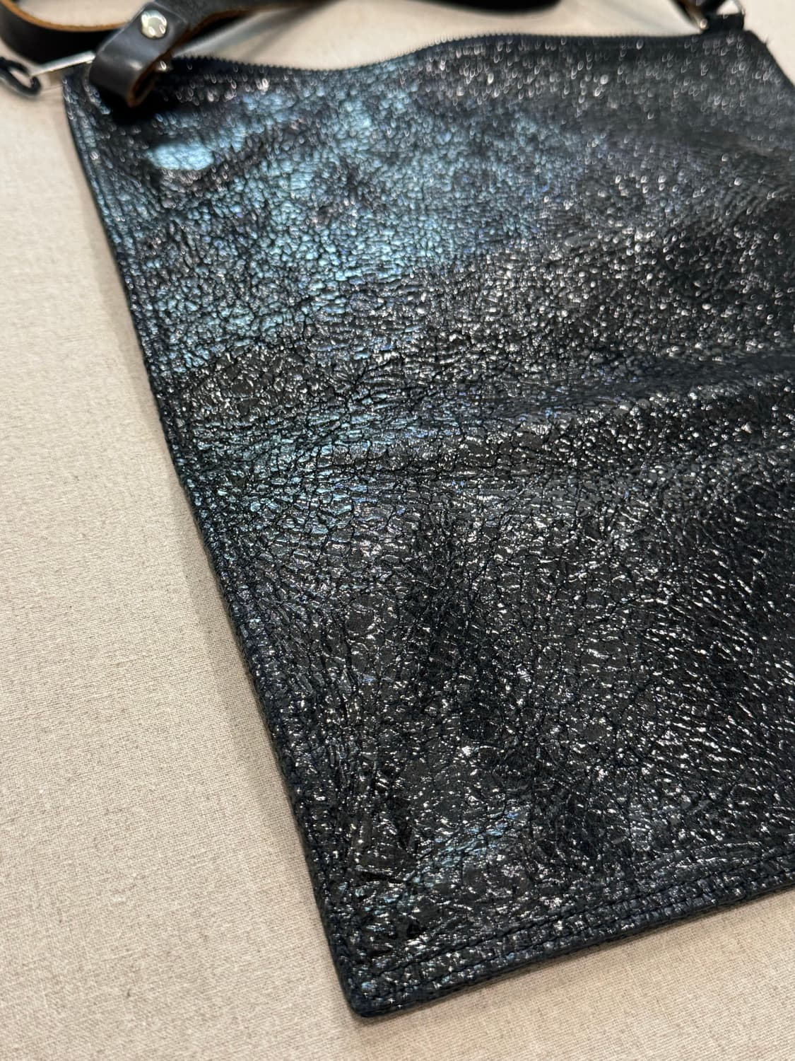 꼼데가르송 크랙 코티드 피그레더 미니 숄더백 상품이미지5