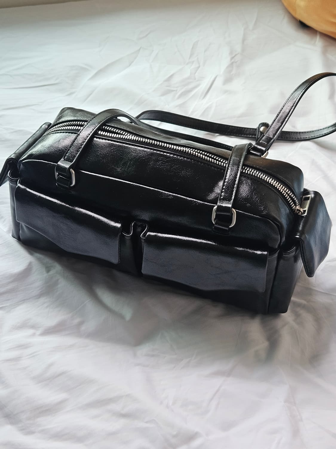 (새상품) 슈펜 멀티 포켓 레더 숄더백 블랙 상품이미지3