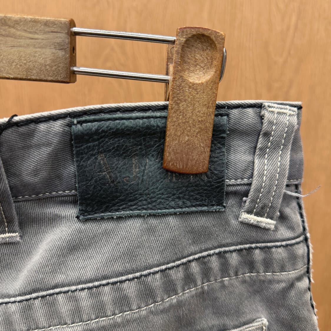 아르마니 진스 데님 팬츠 골드 로고 패치 백 워치 포켓 디테일 그레이 상품이미지8