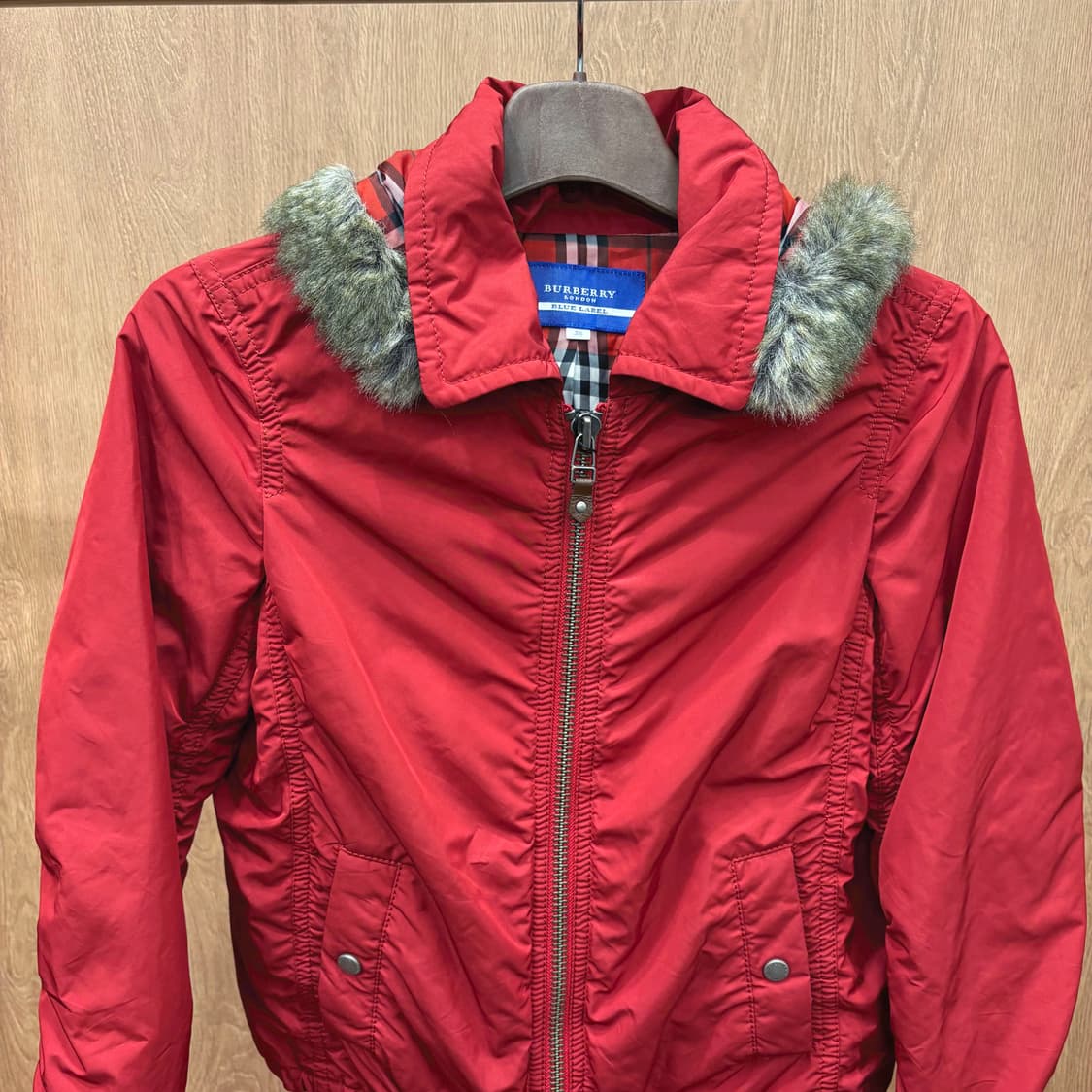 버버리 블루 라벨 패딩 점퍼 퍼 트리밍 후드 체크 안감 배색 디테일 레드 상품이미지4