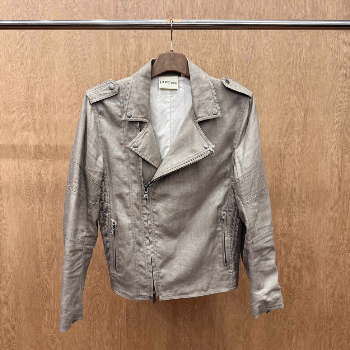 DKNY 퓨어 린넨 라이더 자켓 사선지퍼 숄더 견장 카키베이지 상품이미지2