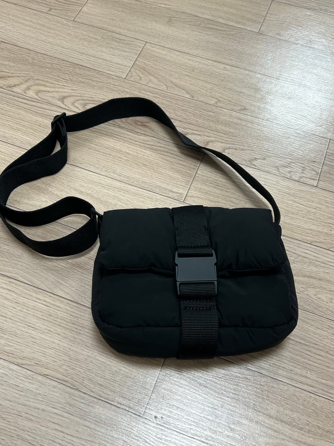 오이쇼 패디드 미니 크로스백 상품이미지1