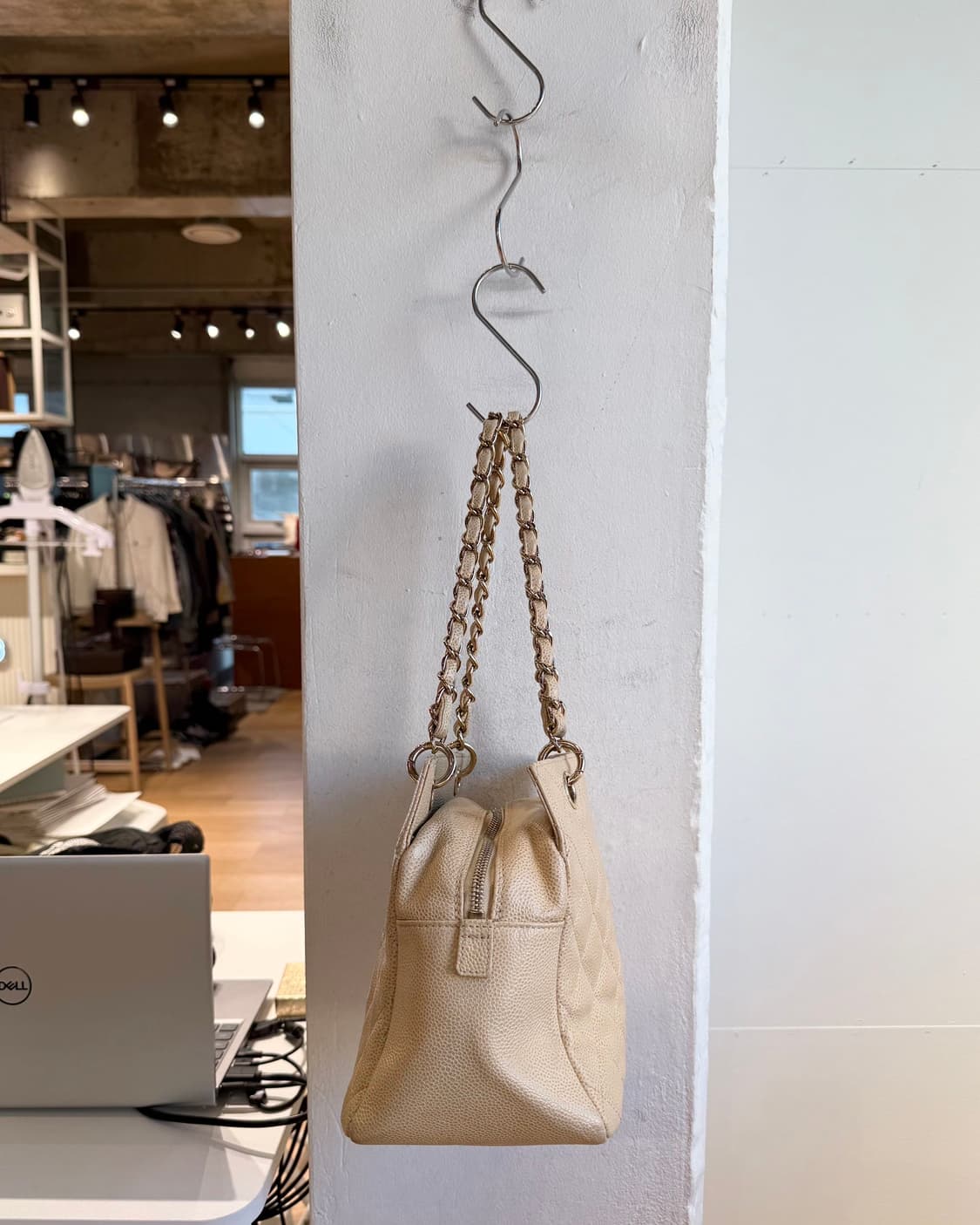 샤넬 베이지 캐비어 정방 숄더백  상품이미지3