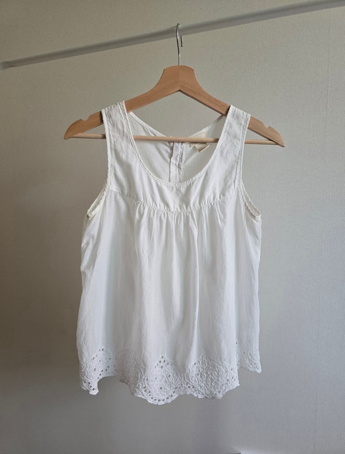 H&M Organic Cotton 자수 펀칭 슬리브리스 블라우스 상품이미지1