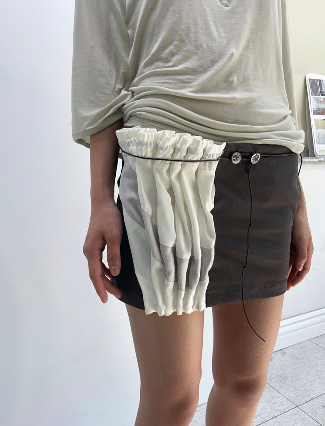 울리카상투스 CURTAIN MINI SKIRT (BROWN) 상품이미지1