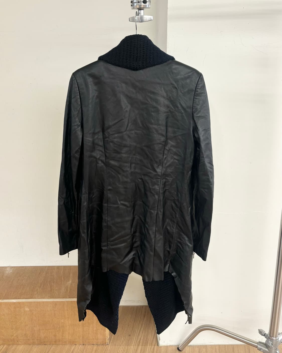 레저렉션 블랙 니트 숄 칼라 레더 롱코트 상품이미지6