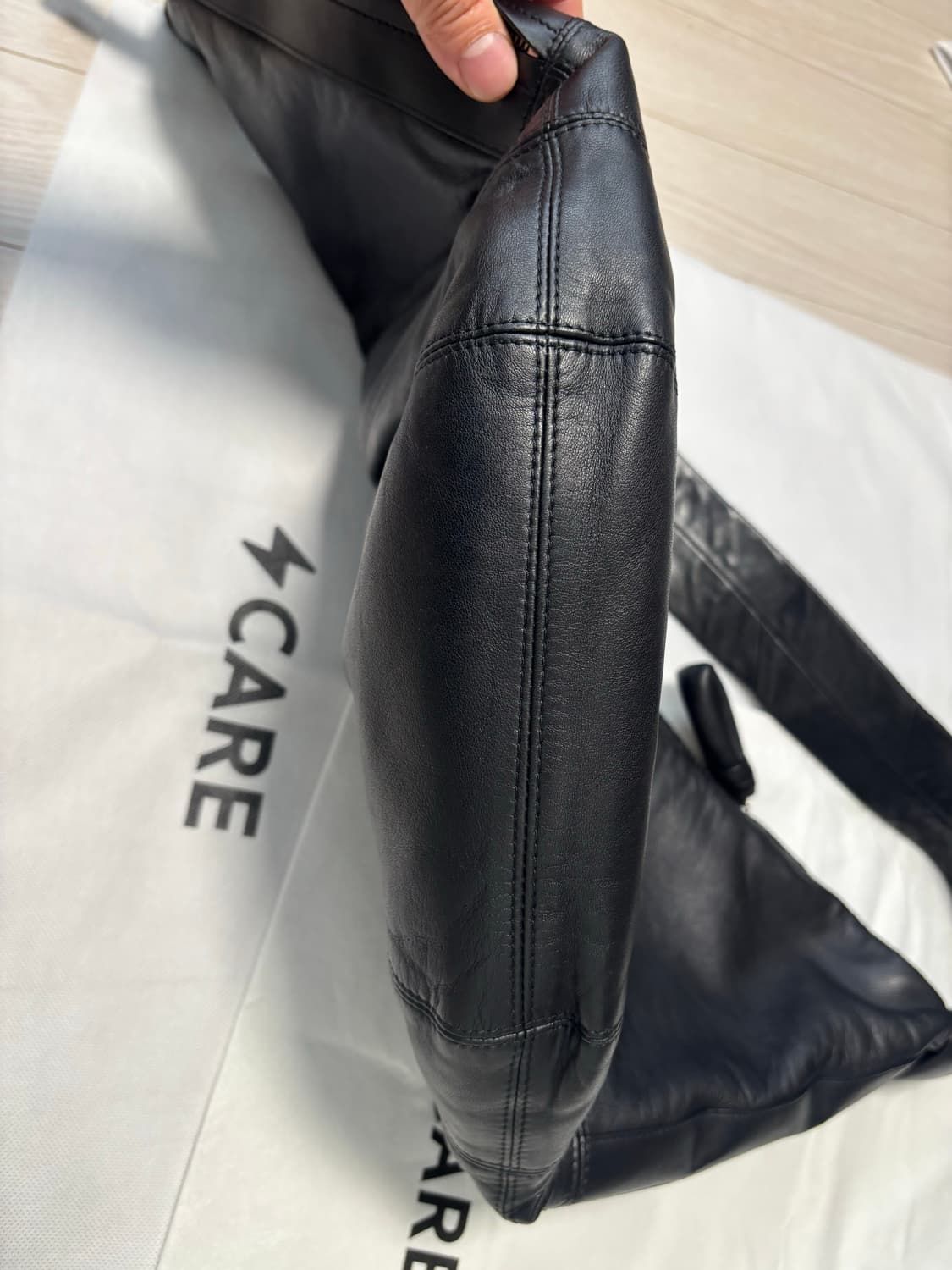 르메르 범백 라지 크루아상 백 블랙 나파 상품이미지4