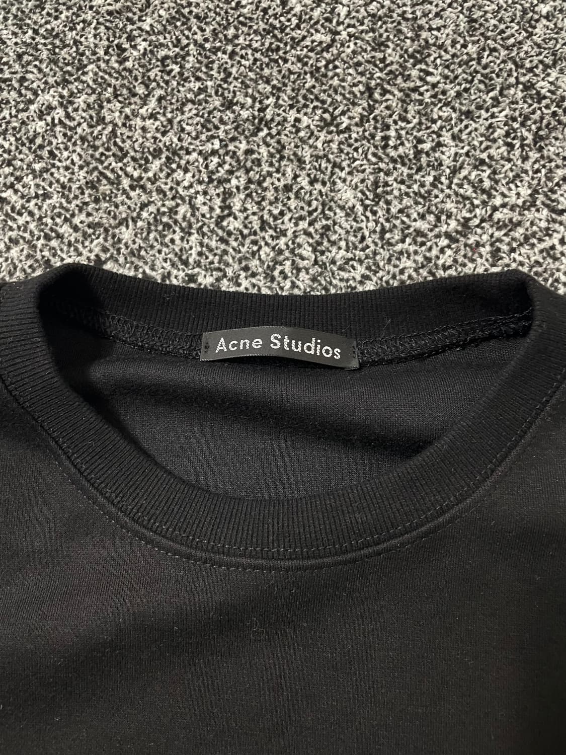 빈티지9. 아크네스튜디오 페이스 패치 맨투맨 스웻셔츠 블랙 옐로우 상품이미지3