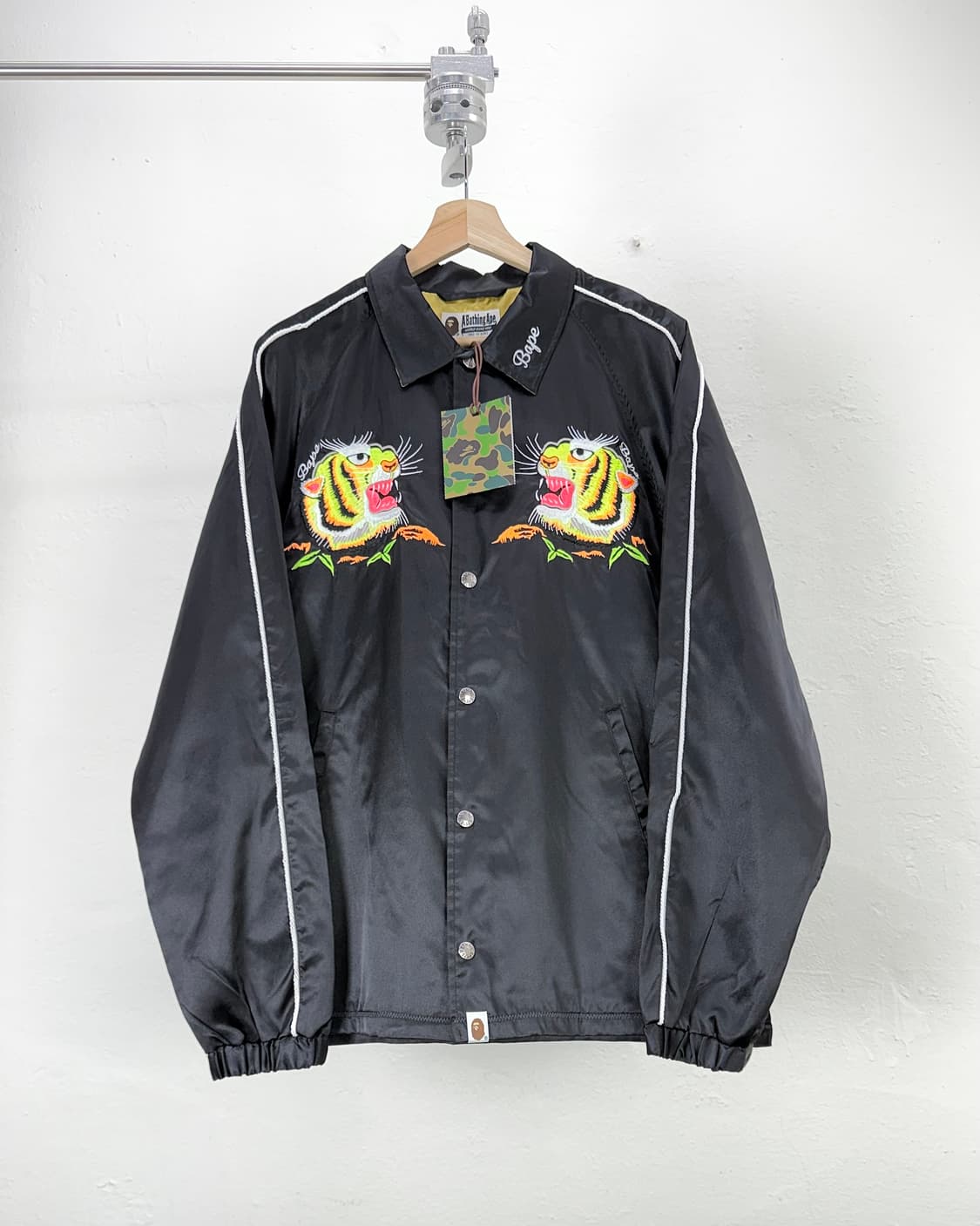베이프 20ss 타이거 엠브로이드 코치 자켓 상품이미지1