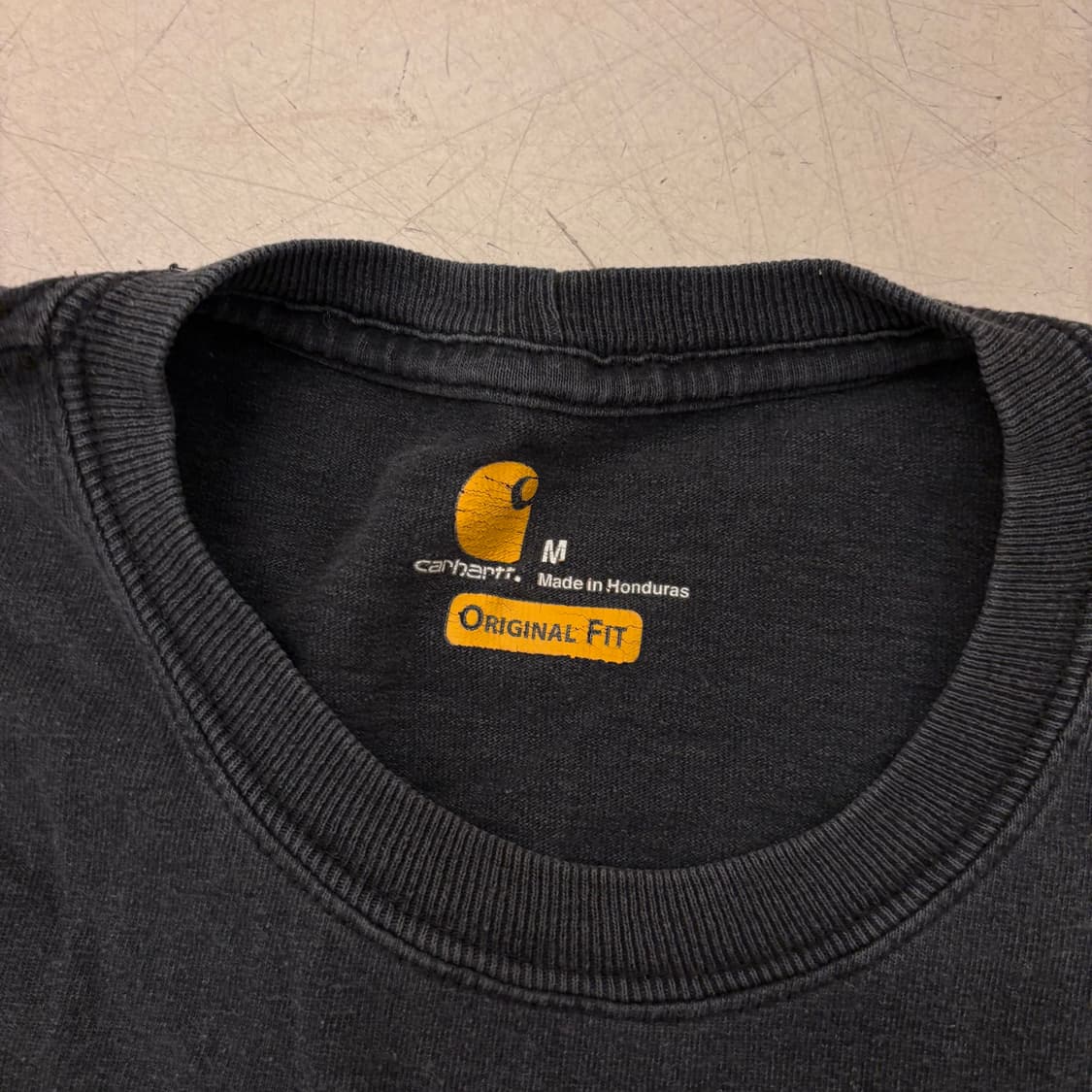 칼하트 포켓로고 블랙 반팔티 상품이미지3