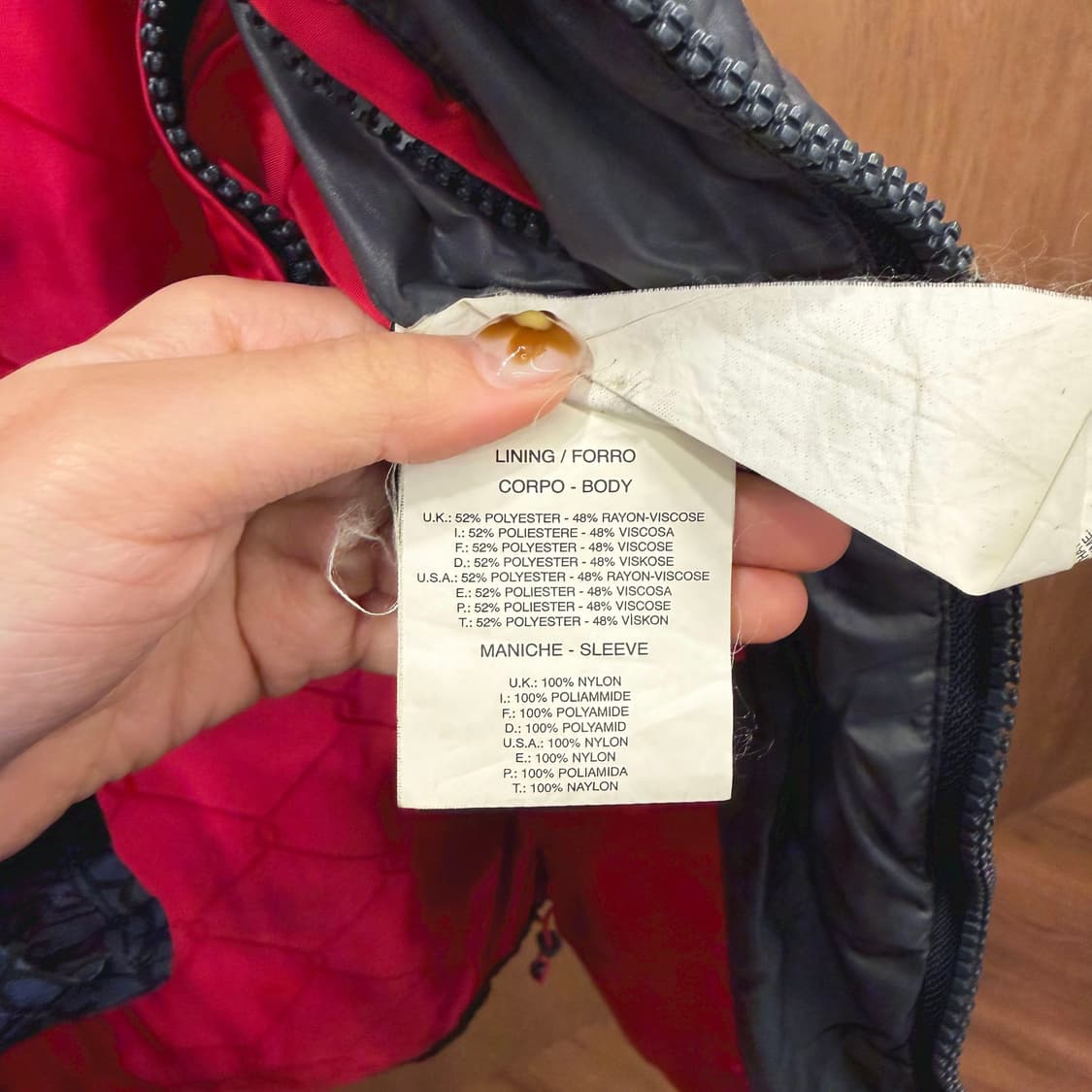 디젤 하이넥 패딩 자켓 퀄팅 패널 로고 패치 밑단 스트링 디테일 차콜 상품이미지8