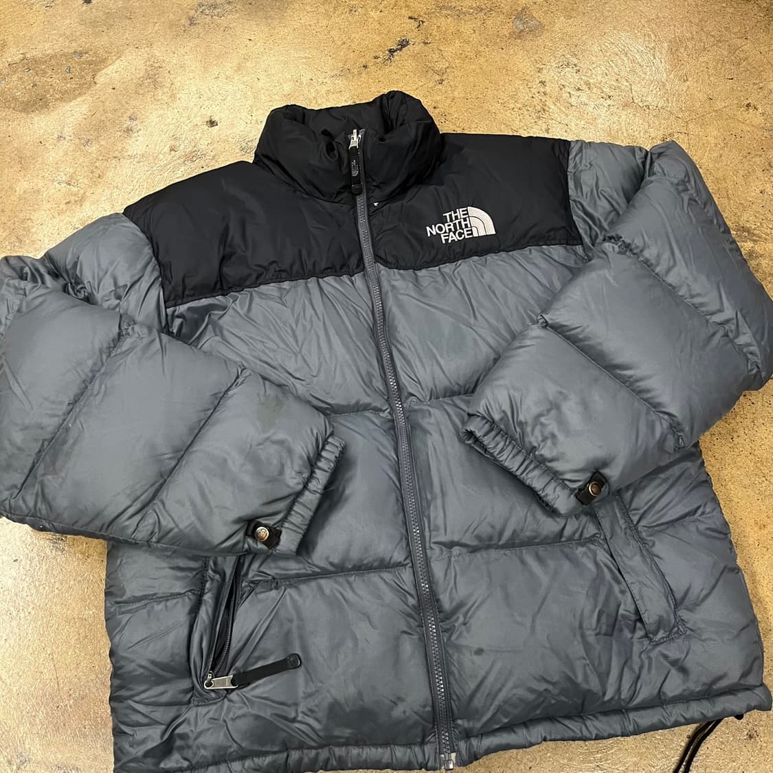 노스페이스 그레이 눕시 패딩 상품이미지1