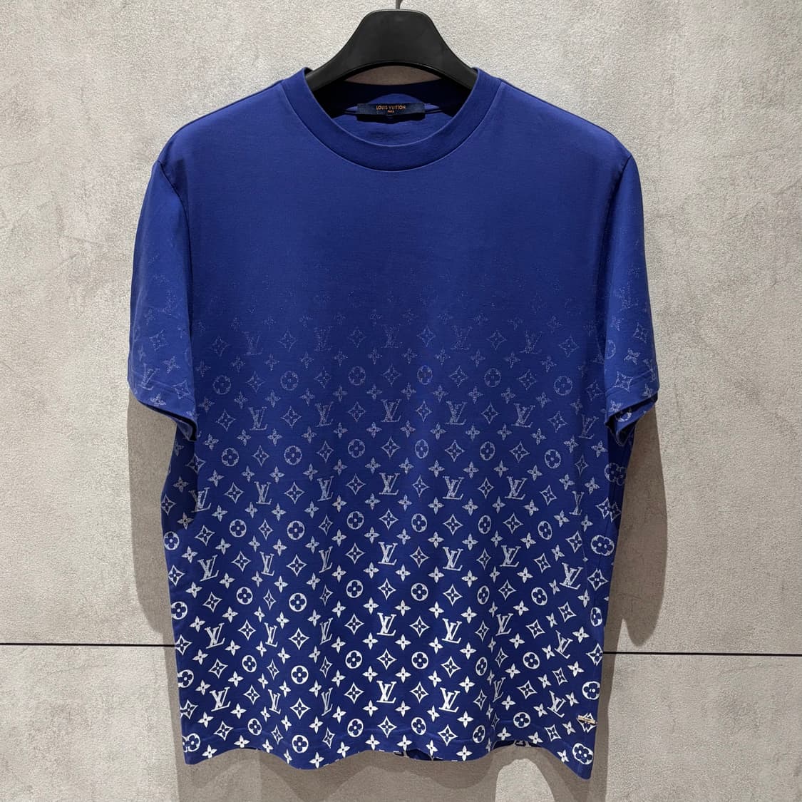 A+ / L (103) 루이비통 그라데이션 반팔티 블루 백화점판 상품이미지1