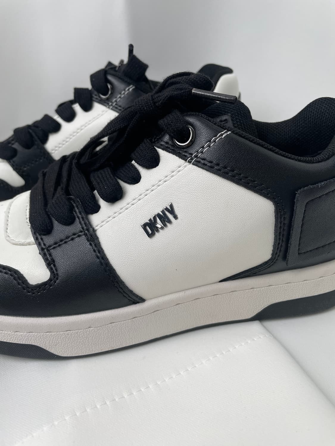 (정품/새상품) DKNY 공용 화이트 블랙 범고래 스니커즈 상품이미지7