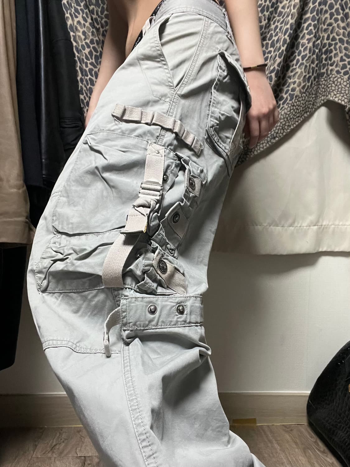 빅포켓 밴딩 디테일 그레이 카고팬츠 상품이미지3