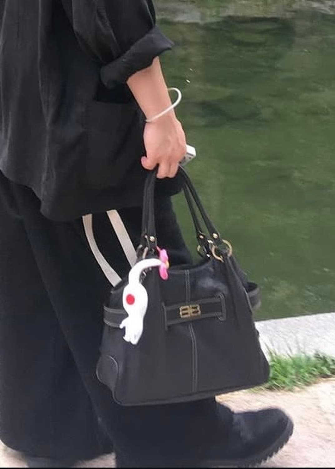 발렌시아가 테슬 레더 숄더백 상품이미지1