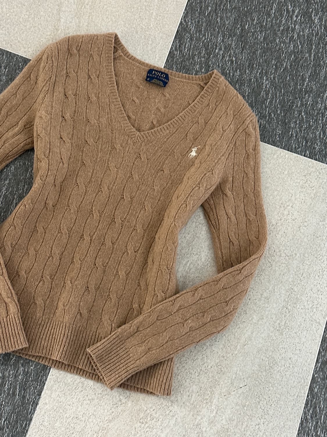 폴로 랄프로렌 울 캐시미어 카멜 V넥 케이블 니트  상품이미지3