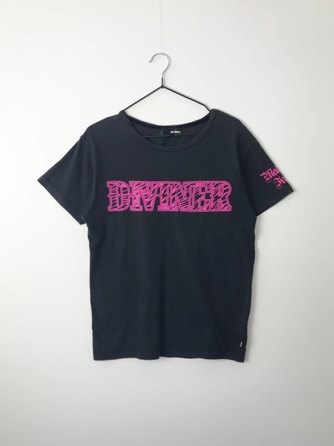 DIVINER Pink Gothic Logo Tee 상품이미지5