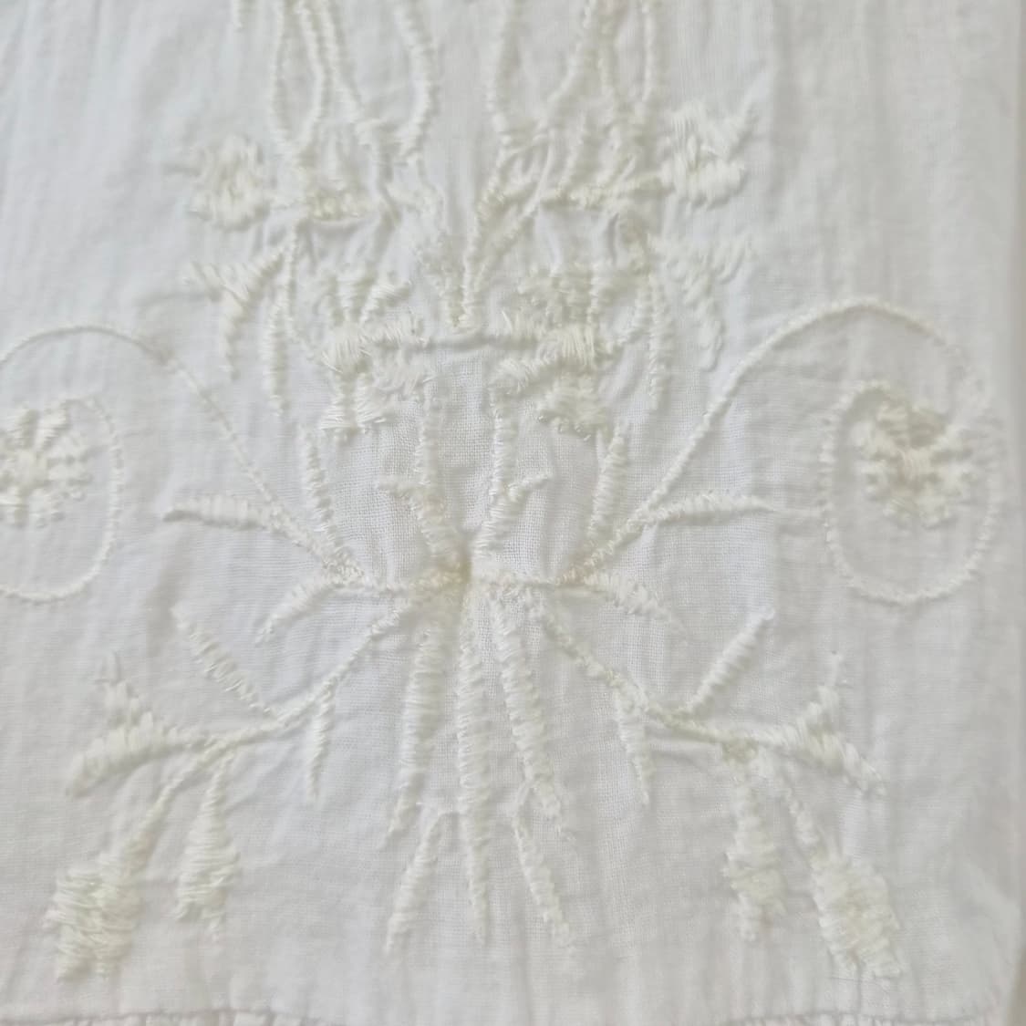 아이보리 자수 셔링 반팔 블라우스 상품이미지5