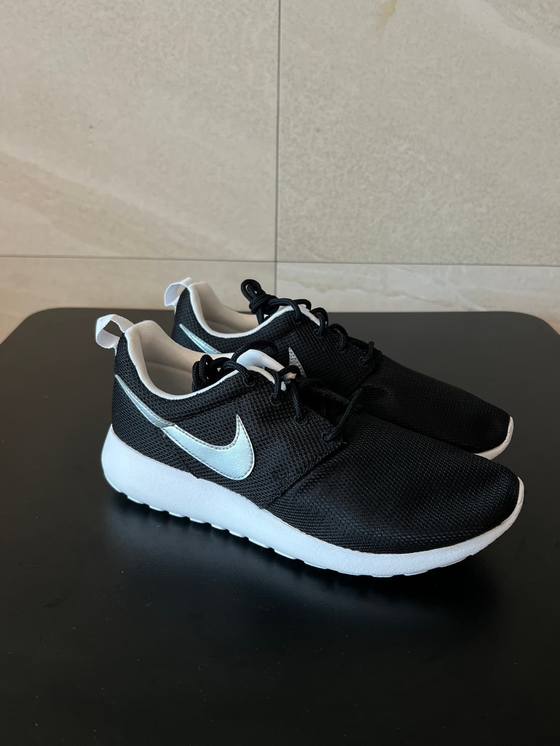 [250] 나이키 로쉬런 블랙/실버 - 가볍고 편한 데일리 운동화 상품이미지1