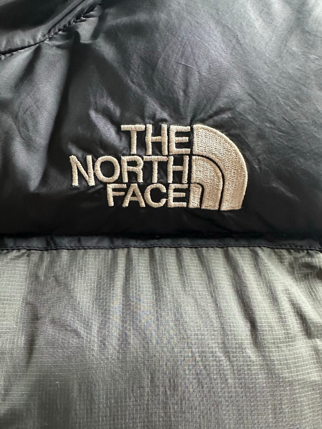 NORTHFACE 노스페이스 차콜 중앙 로고 조끼 패딩 상품이미지2