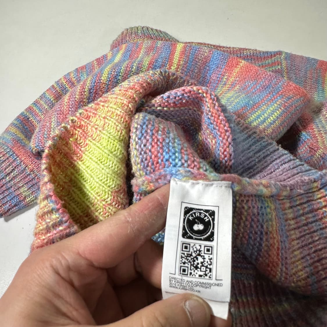 우먼OS 키르시 루즈오버핏 체리로고 나염니트 상품이미지6