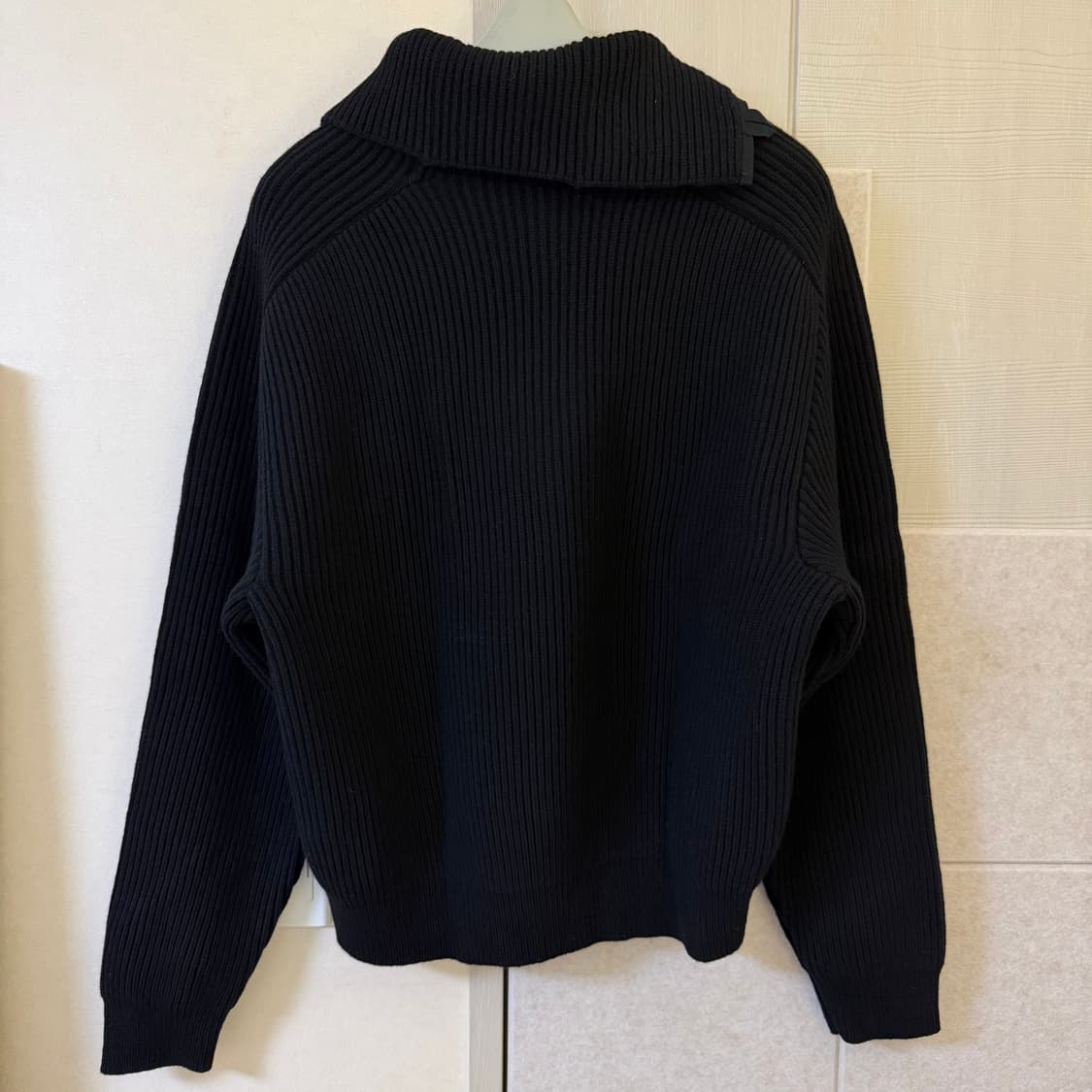 (SSF구매⭕️) 자크뮈스 버튼 하이넥 니트 XL 블랙 상품이미지6