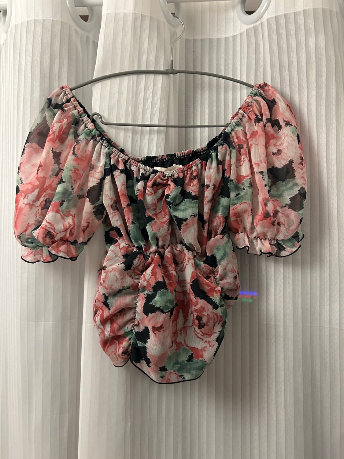큐리티 FLOWER PRINT SHIRRING BLOUSE_BLACK 상품이미지2