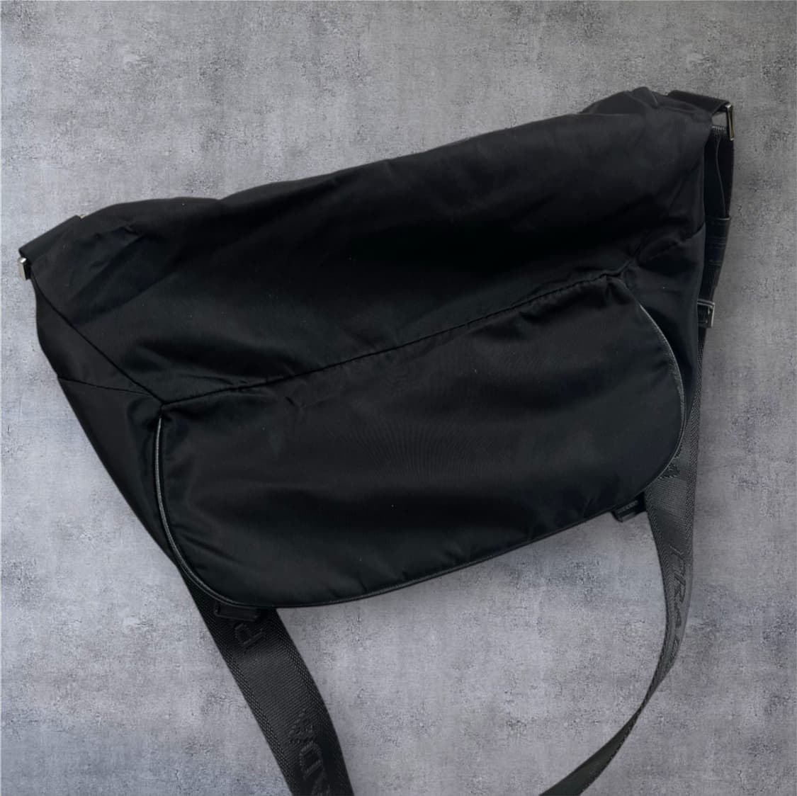 프라다 Prada 블랙 리나일론 바이커백  크로스백 스몰 상품이미지3