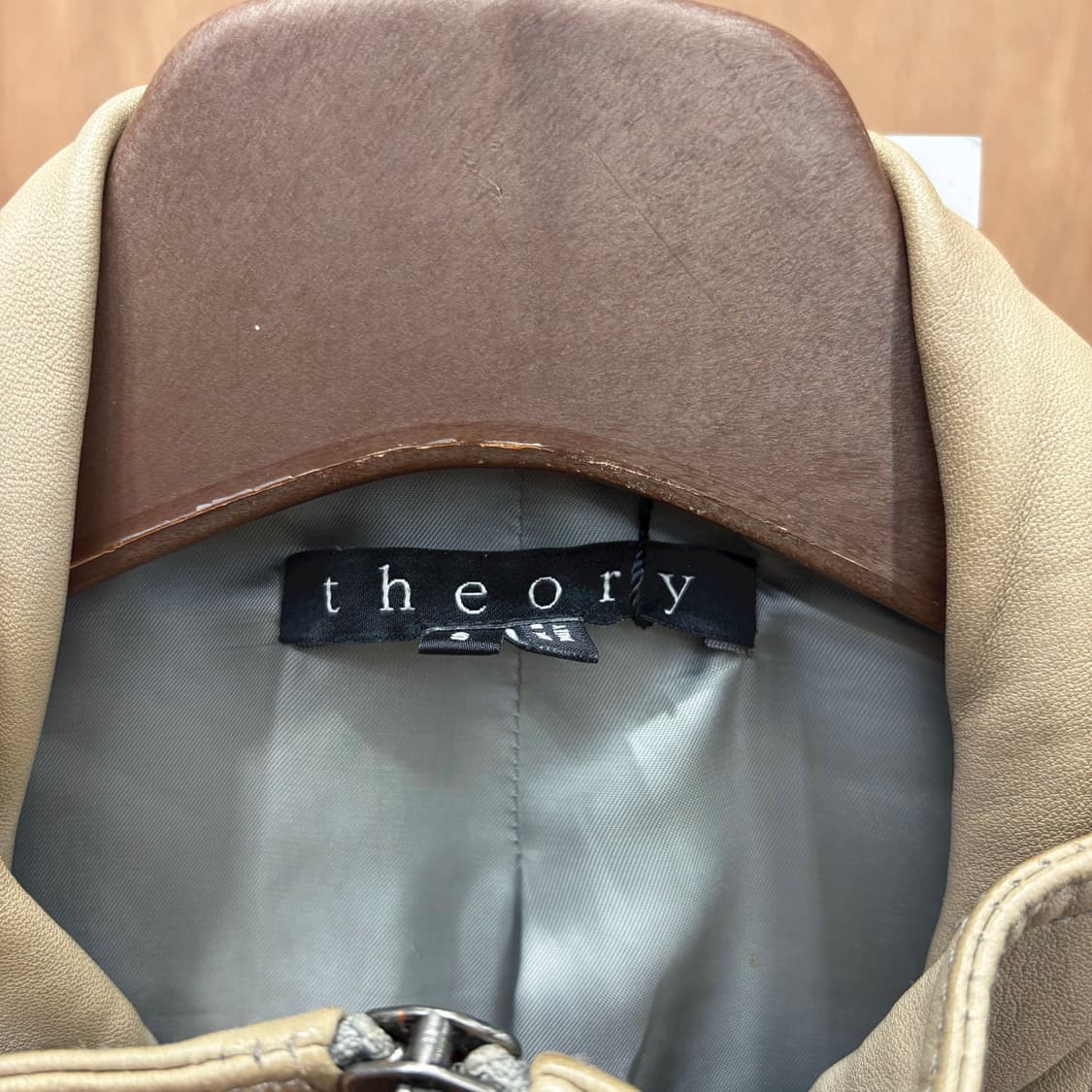 띠어리 하이넥 레더 자켓 4포켓 소매 지퍼 디테일 레귤러핏 베이지 상품이미지6