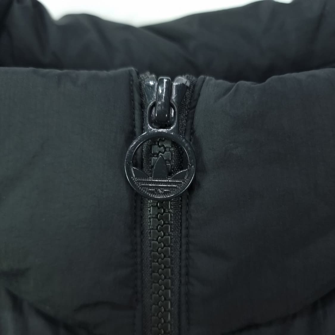 [아디다스] 로고 패치 덕다운 패딩 베스트 조끼 블랙 M18820 상품이미지7