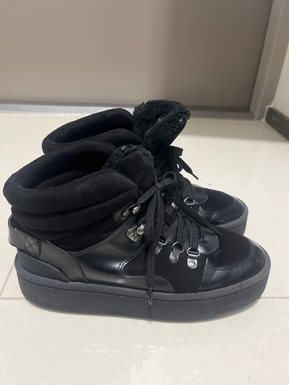 H&M 블랙 하이탑 스니커즈 상품이미지1