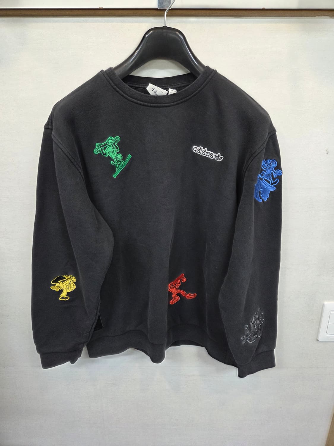 아디다스 디즈니 콜라보 구피 멀티자수로고 맨투맨 xl 상품이미지1