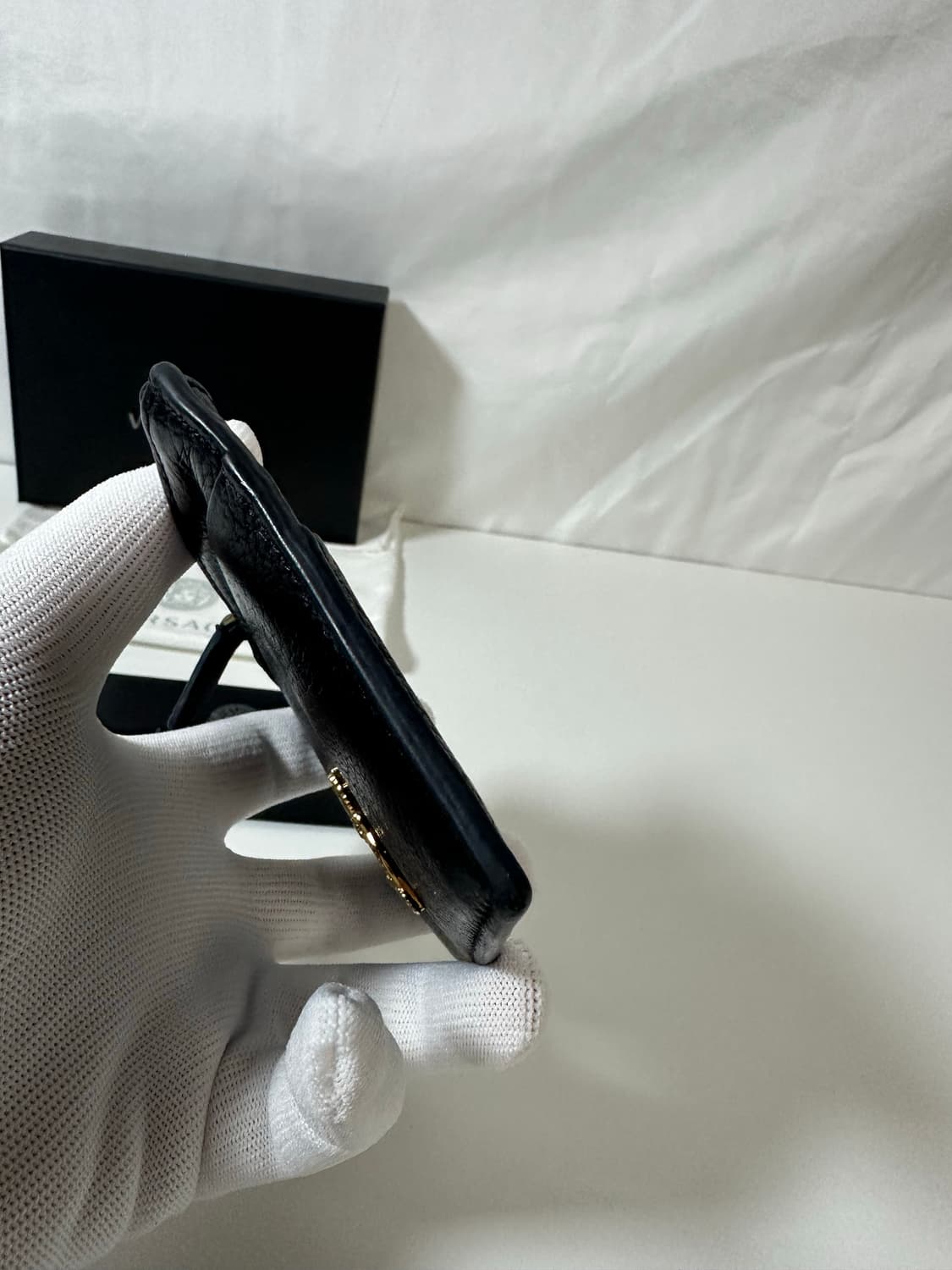 베르사체 V로고 지퍼 카드지갑 블랙 (OS) 상품이미지4