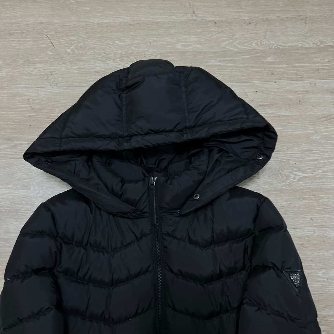 게스 여성 덕다운 와펜 쉐브론 롱패딩 점퍼 [블랙] S/90 상품이미지2