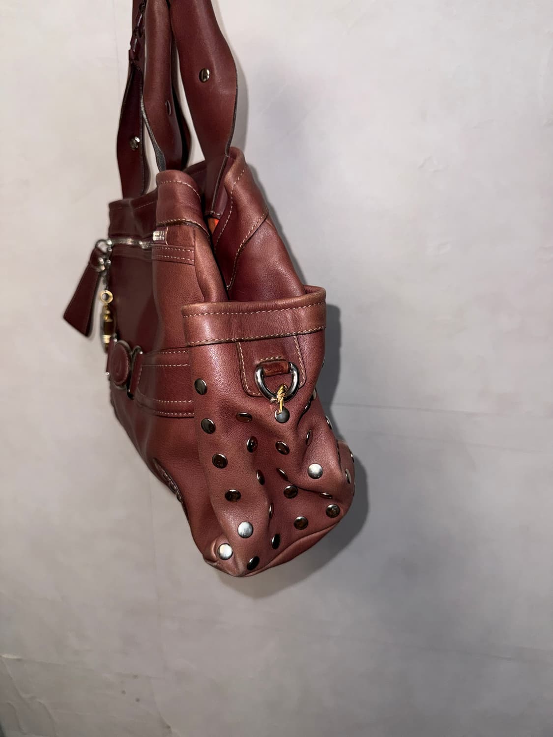 Cettu brick red cow skin stud tote bag 상품이미지5