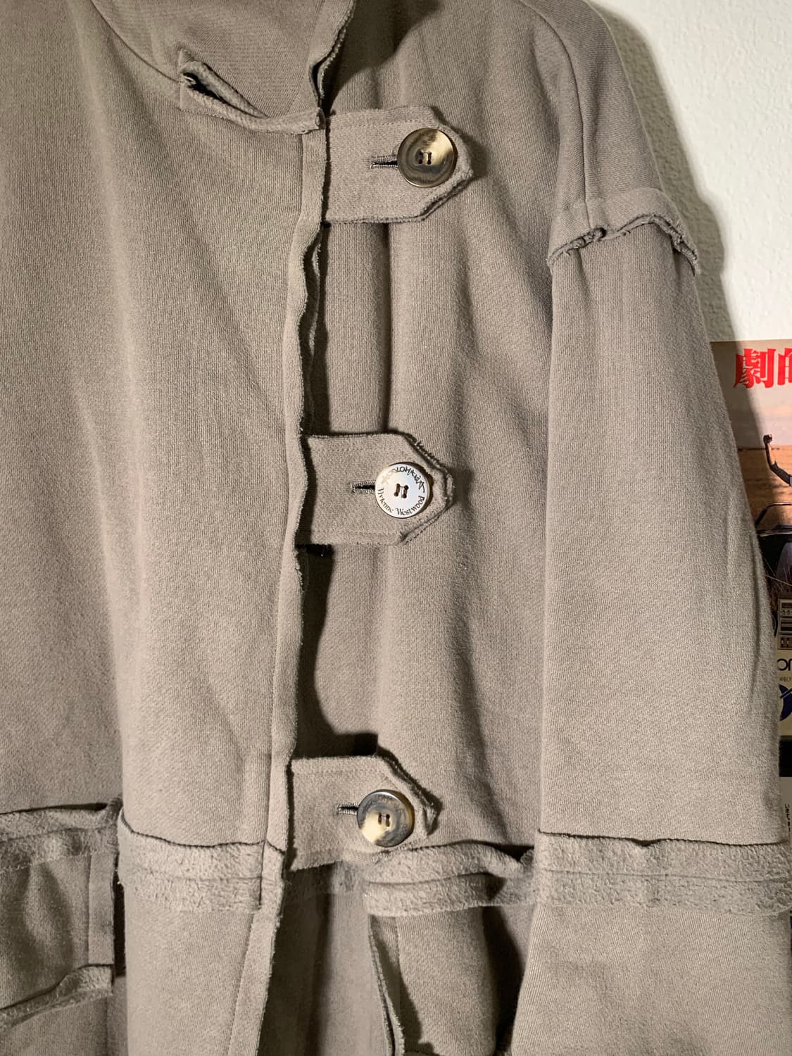 비비안 웨스트우드 앵글로마니아 사선 버튼 코트  상품이미지4