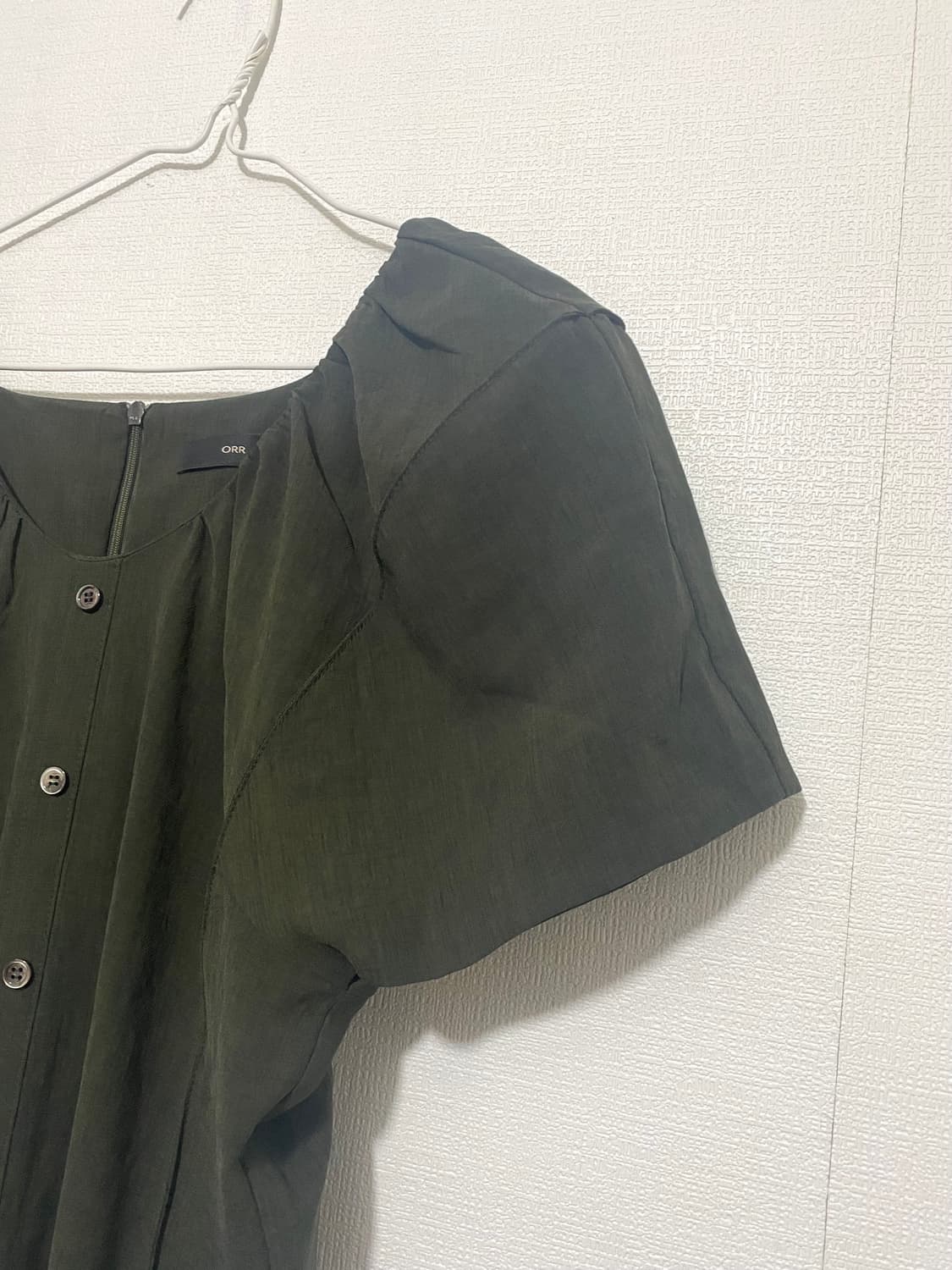 오르 싱글 버튼 핀턱 드레스  상품이미지4