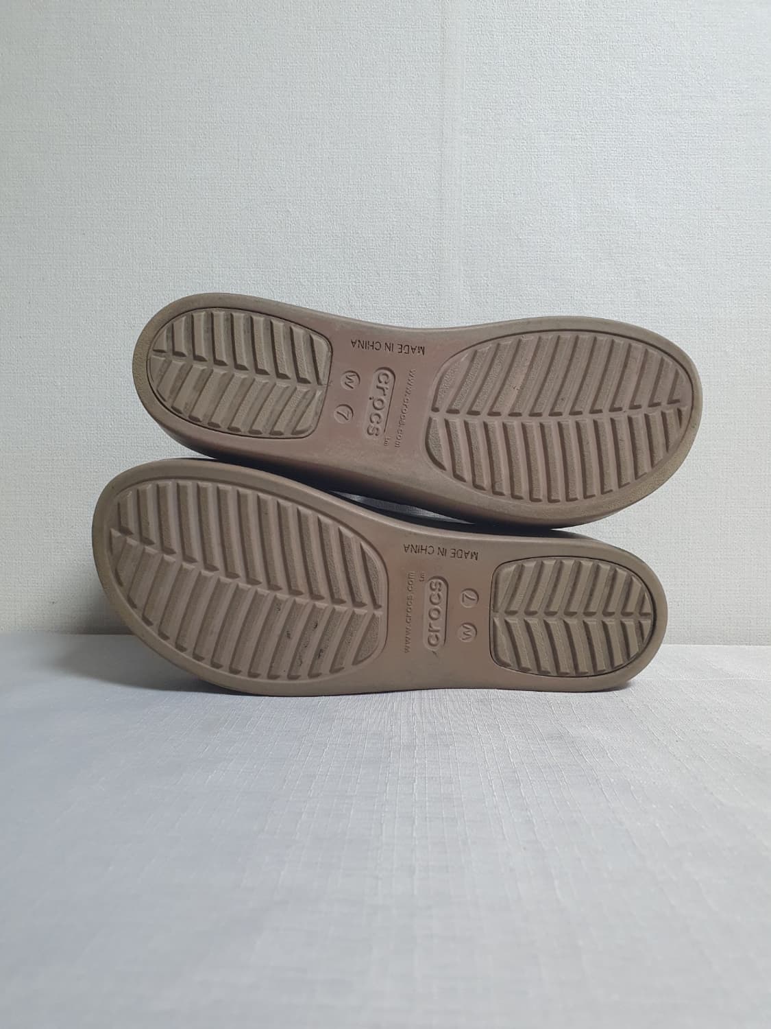 240mm 크록스 브루클린 로우 웨지 샌들 블랙 베이지 상품이미지8