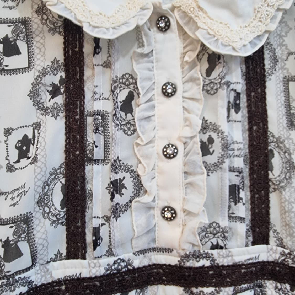 엑시즈팜 디즈니 앨리스 초코브라운 프린트 원피스 상품이미지2