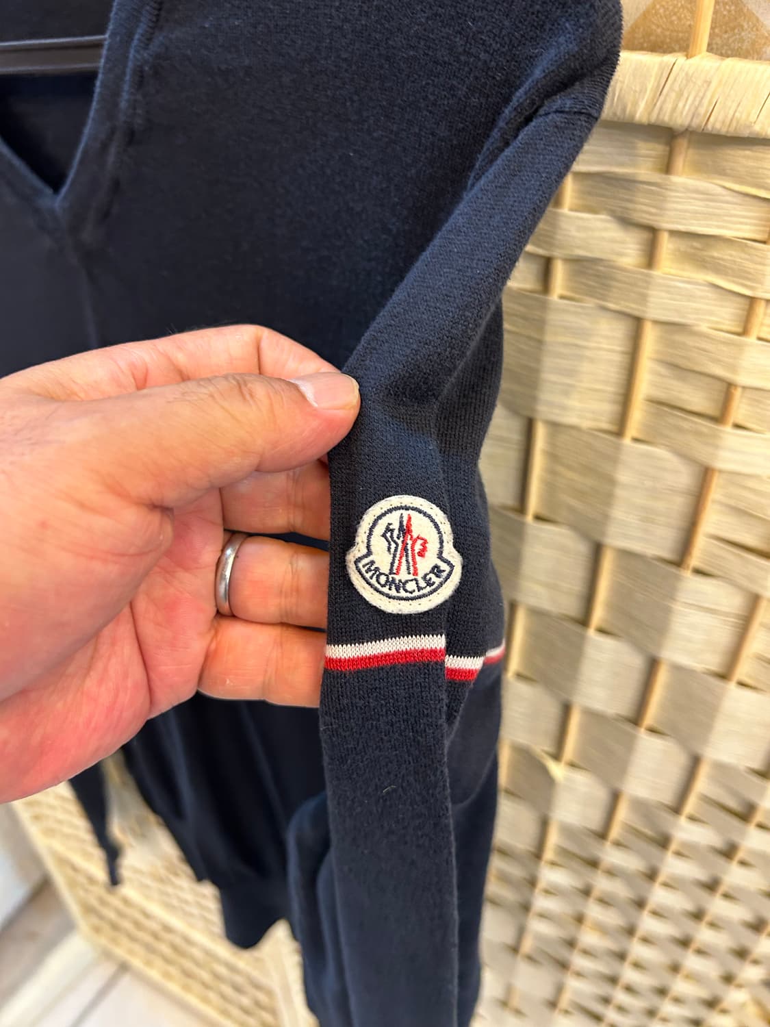 105 정품 몽클레어 브이넥 니트 팝니다 상품이미지3